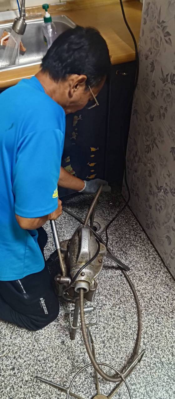 廚房流理台下方排水管冒水疏通水管