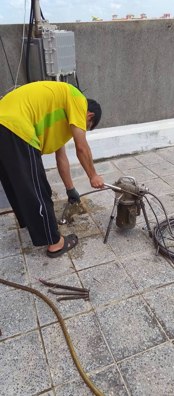 台南疏通水管-大樓頂樓排水管阻塞
